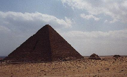 Mikerinos'un ve üç aile üyesine ait Piramitler