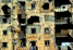 Lübnan, 1982-1997
Savaşın izleri sadece insanların vücutlarına, yüzlerine ve göz bebeklerine işlemiyor. İnsanın en mahrem alanı olan mekanlar da savaştan nasibini alıyor. Havan mermilerinin açtığı oyuklar, roket ve mermi delikleri, binaların savaşa, 'tehlikeli ışığa' bakan cephelerini sürrealist bir tabloya dönüştürmüş. Beyrut, dünyanın en büyük sürrealist eserler müzesi. Üstelik giriş bedava. Peki çıkış var mı? 