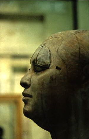 Sakkara'da bir Mastaba'da bulunmuş mimar'ın ahşap heykeli. 4.Hanedanın sonları. 'Şeyh El-Beled'in Heykeli'
