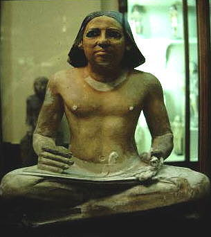 Sakkara'da bulunmuş bir yazıcının heykeli. 4.- 5.Hanedan