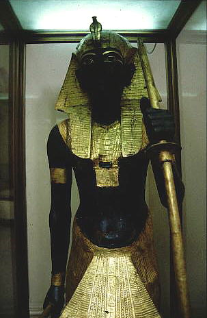 Tutankhamun'un Mezar odasında bulunan gerçek boyutlarda ahşap heykeli
